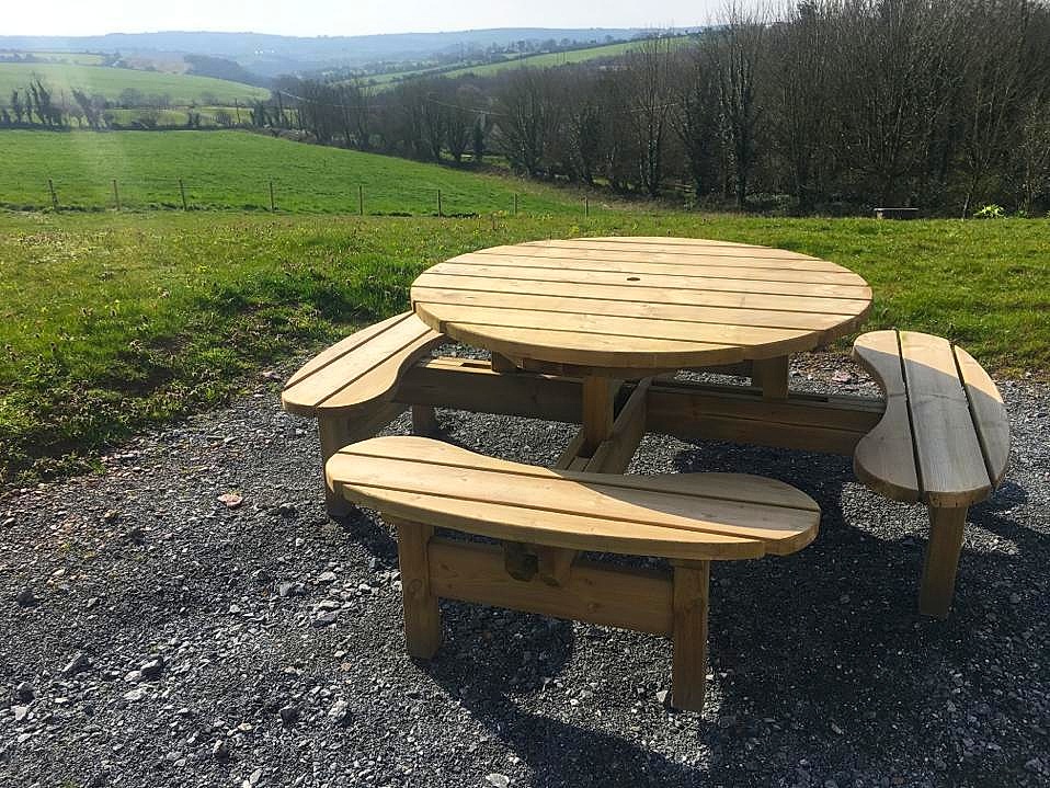 Dunmore Round Picnic Table Hennessy, Round Picnic Table With Benches
